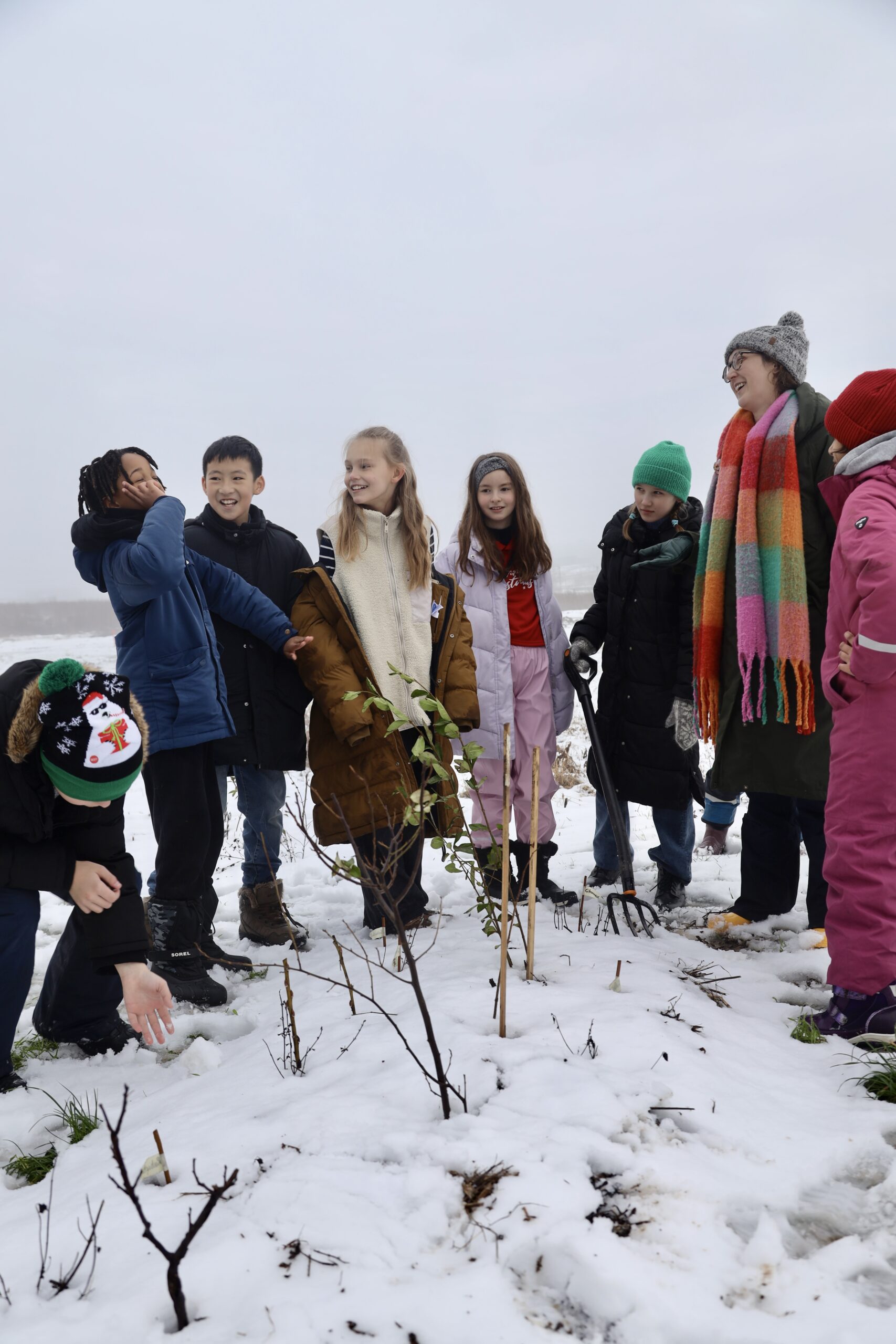 Forsidefoto af børn fra skole i et snedækket Kildedal